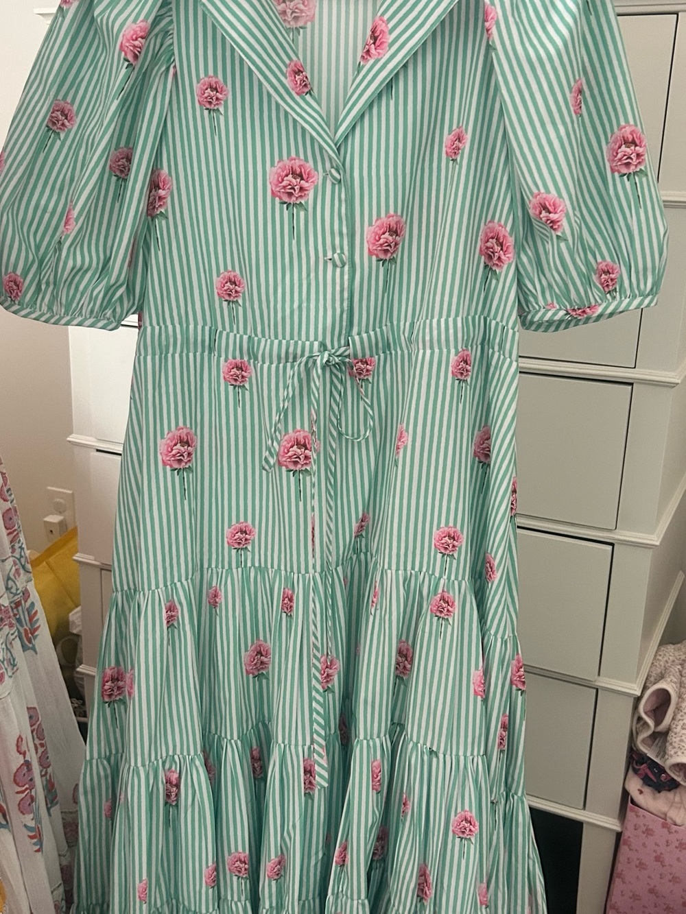 Kleid Mint Green Striped High-Low Dress with Pink Floral Embroidery